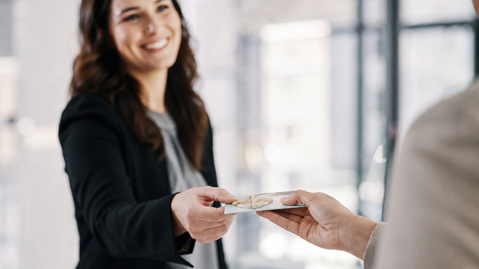 Élu de CSE remettant un chèque cadeau à une salariée pour les fêtes